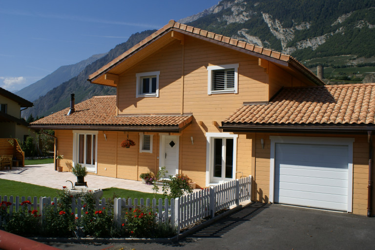 Log_House_Switzerland_Saillon_1.jpg